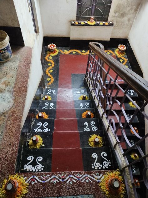 Rangoli Designs For Stairs, Rangoli On Stairs, Stairs Rangoli Designs, Rangoli Designs With Paint, Painting Rangoli Design, Indian Style Home, Flower Floor, Alpona Design, Rangoli Side Designs