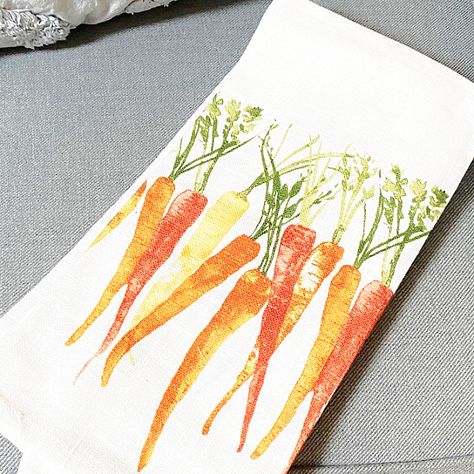 DIY easy to make tea towel pillow Diy Tea Towels, Carrot Pillow, Tea Towels Crafts, Kitchen Organizing Ideas, Mechanics Creeper, Make Your Own Pillow, Tea Towels Diy, Lino Block, Diy Towels