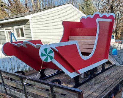 Here is a pretty easy DIY as far as making a Santa Sleigh. We needed one for the parade but this would be fantastic in your yard as well. Bonus is that it's 4 pieces slotted to fit together for seasonal use and store flat along a wall in the garage afterwards. It takes 3 sheets of plywood to make this sleigh. You can draw or download a sleigh pattern of your choosing onto a piece of paper then grid it and grid your plywood. Then you simply draw each grid section in pencil then marker… Wooden Sleigh Diy, Sleigh Pattern, Simply Draw, Halloween Horse, Wooden Sleigh, Floating Decorations, Christmas Yard Art, Diy Santa, Parade Float