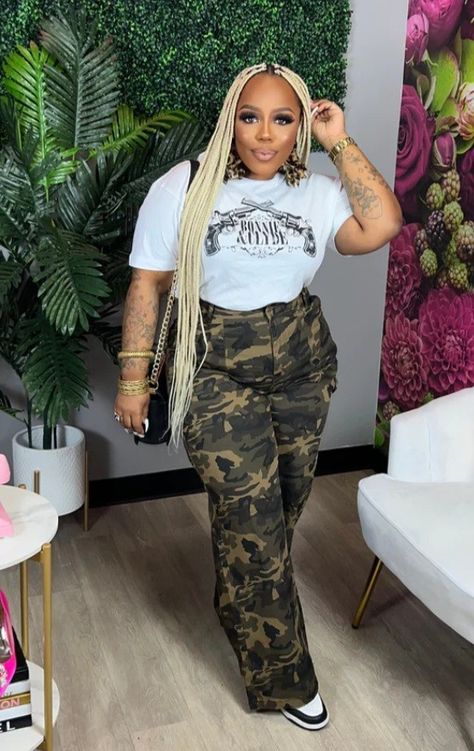 Plus Size Cargo Pants Outfit Baddie, Camo Wide Leg Pants Outfit, Cameo Pants Outfit, Army Cargo Pants Outfit, Camoflauge Outfits, Camouflage Fashion, Wide Leg Pants Outfit, Dope Clothes, Plus Size Baddie Outfits