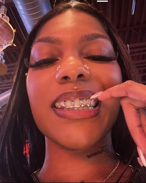 Madusa Piercing, Top Lip Piercing, Girls With Grills, Girl Grillz, Teeth Aesthetic, Pretty Teeth, Dope Jewelry Accessories, Grills Teeth, Medusa Piercing