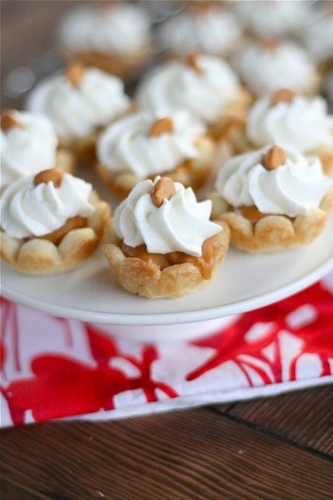 Wedding Finger Food Ideas, Tiramisu Bites, Wedding Finger Food, Butterscotch Pie Recipe, Wedding Finger Foods, Finger Food Ideas, Mini Pie Recipes, Wedding Finger, Cream Pies