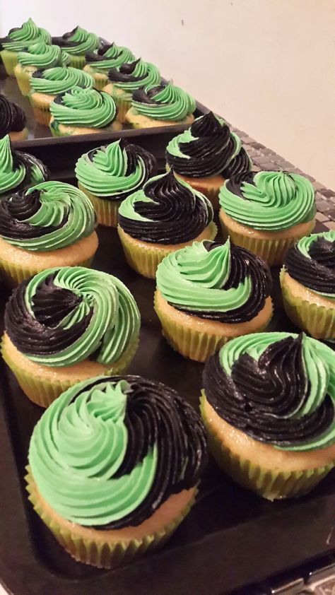 Black and lime green buttercream cupcakes Lime Green Cake Ideas, Black And Green Cupcakes, Green And Black Themed Birthday Party, Billie Eilish Cupcakes, Slytherin Birthday Party Ideas, Billie Eilish Party Theme, Black And Green Birthday Decor, Billie Eilish Birthday Party Ideas, Slytherin Birthday Party