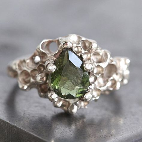 Green Engagement Ring, Moldavite Rings, Moldavite Crystal Pairing, Engagement Ring Alternative, Alternative Wedding Ring, Green Engagement Rings, Moldavite Crystal Aesthetic, Crystal Moldavite, Moldavite Ring