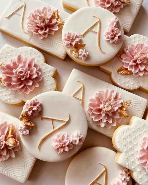 Flower And Butterfly Cookies, Cookies With Names On Them, Quince Cookies, Happy Birthday Cookies, Cookies Flowers, Number Cookies, Sweet 15 Ideas, Gold Cookies, Wedding Shower Cookies