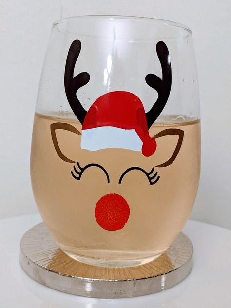 Christmas Wine Glasses Diy, Painted Wine Glasses Christmas, Holly And Ivy, Christmas Wine Glasses, Wine Glass Designs, Diy Wine Glasses, Wine Painting, Glass Painting Designs, Wine Glass Crafts