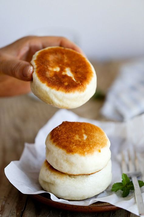 DOU SHA BAO PASTRY DOUGH (adzuki paste-filled  pan-fried fried bun) [China] [chinasichuanfood] [asia pacific dessert] Chinese Buns, Chinese Bun, Mapo Tofu, Chinese Dumplings, God Mat, Asian Desserts, Pastry Dough, Bread And Pastries, Asian Cooking