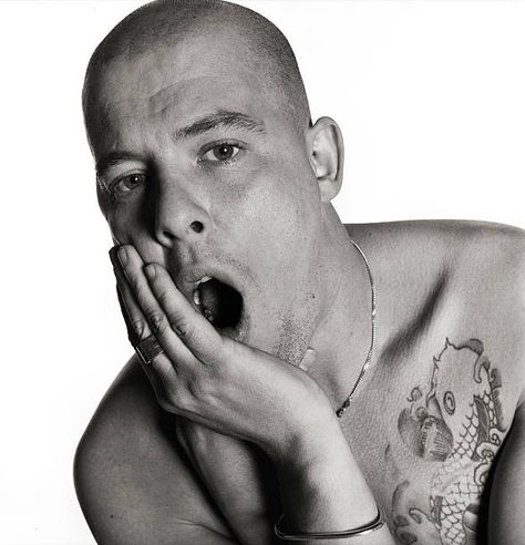 Alexander Mcqueen Portrait, Alexander Mcqueen 90s, Alexander Mcqueen Aesthetic, Lee Mcqueen, Portrait Shoot, Alexander The Great, Fashion Icons, John Galliano, Beautiful Soul