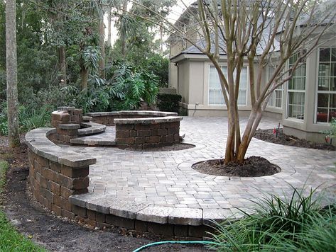 Beautiful . Makes me want tonplant a tree in middle of patio😋 Diy Patio Pavers, Brick Paver Patio, Front Yard Patio, Pavers Backyard, Patio Layout, Patio Pavers Design, Concrete Patios, Brick Patio, Patio Pavers