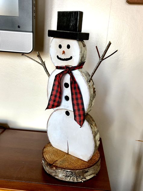 Tree Stump Snowman, Snowman From Wood Rounds, Wood Disc Snowman, Rustic Wood Snowman, Round Slabs Of Wood Ideas, Cedar Rounds Ideas Wood Slices, Wood Circle Snowman, Snow Man Wood Craft, Wood Round Snowman