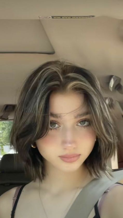 Short Haircuts On Wavy Hair, Short Hair Inspo Thick Hair, Short Hair Streaks, Messy Chin Length Hair With Layers, Shirt Haircuts For Women, Blonde Streaks, Hair Color Streaks, Hair Inspiration Short, Shot Hair Styles