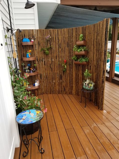 Curved bamboo wall made of two layers of bamboo fencing Bamboo Wall Garden Fence, Bamboo Gate Design, Bamboo Gate, Outdoor Restroom, Bamboo Projects, Bamboo Wall Decor, Backyard Fence Decor, Bamboo Fencing, Restaurant Exterior Design