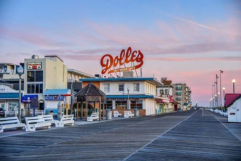 Delaware, Rehoboth Beach, Dolles Salt Water Taffy store. Rehoboth Beach Delaware Aesthetic, Delaware Aesthetic, Birthday Collages, Beach Town Aesthetic, American Stuff, Rehoboth Beach Delaware, Puerto Rico Trip, Delaware Beaches, Salt Water Taffy