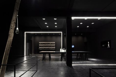 Built by Coordination Asia in Shanghai, China On April 18, 2015, the Shanghai Museum of Glass kicks off its year program with the second edition of the successful ... Black House Interior, Black Museum, Dark Grey Walls, Gym Interior, Glass Museum, Exhibition Display, Museum Architecture, Dark Interiors, Gym Design