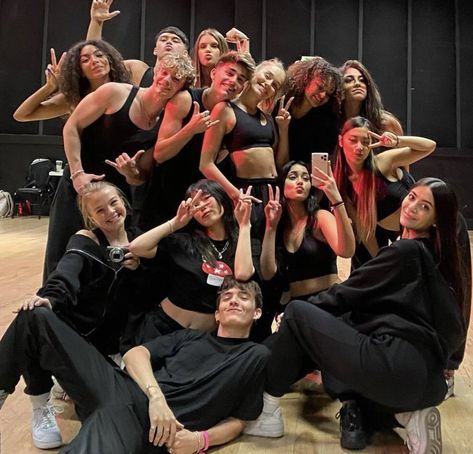 Hip Hop Dancer Aesthetic, Dance Team Aesthetic, Dancer Fits, Dancer On Stage, Dancehall Outfits, Girlgroup Aesthetic, Teaching Dance, Dance Motivation, Dancer Lifestyle