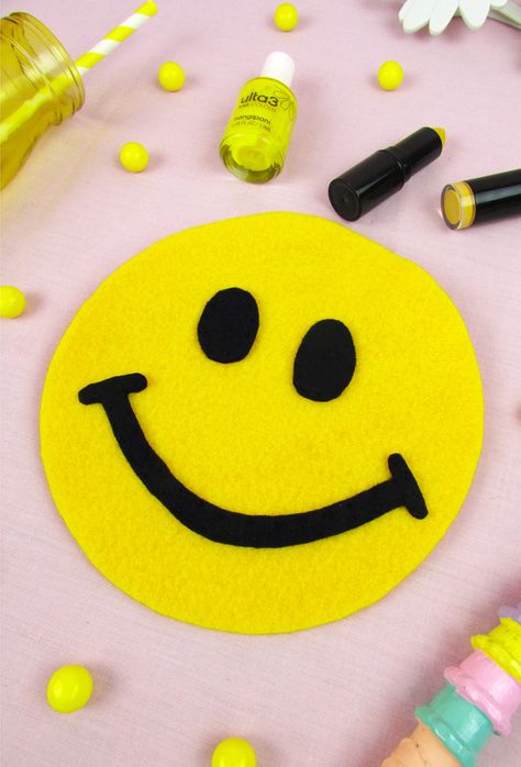 DIY Smiley Face Clutch || The Small Adventurer Cute Diy Projects, Homemade Home Decor, Ornaments Homemade, First Day Of School Activities, I Am Pretty, Matter Of Time, Smiley Faces, Hand Applique, Amazing Diy