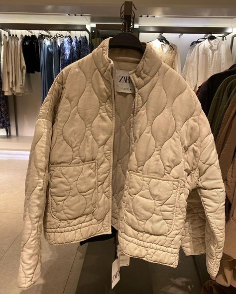 #zara #zarastyle Quilted Jacket Zara, Beige Quilted Jacket Outfit, F1 Clothes, Sweat Outfits, Quilted Jacket Outfit, Superstar Outfit, Sweats Outfit, Zara Jacket, Zara Fashion