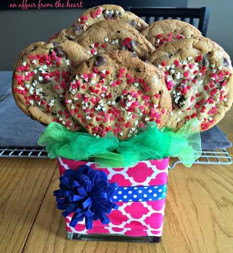 Diy Cookie Basket, Graduation Cookie Bouquet, Cookie Bouquet Ideas Diy, Diy Cookie Bouquet, Chocolate Chip Cookie Bouquet, How To Make A Cookie Bouquet, Cookie Bouquet Ideas, Dessert Bouquet, Christmas Cookie Bouquet