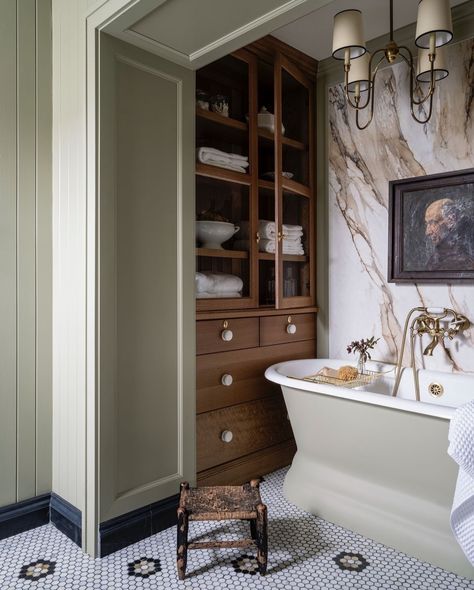 English Cottage Kitchens, Moody Bathroom, Dark Bathroom Ideas, Dark Bathrooms, Primary Bath, Furniture Office, Vintage Bathrooms, Winston Churchill, Vintage Bathroom