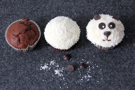 Panda Muffins aus Schokoladen-Bananen-Teig | JoinMyGift Blog Ruby Cake, Panda Cupcakes, Panda Party, Diy Cupcakes, Baby Shower Desserts, Baby Shower Guest Book, Cute Cupcakes, Baby Shower Party, Chocolate Banana