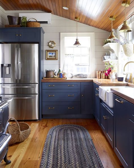 blue and white nautical kitchen Best Blue Paint Colors, Nautical Kitchen, Paint Color Ideas, Blue Kitchen Cabinets, Fresh Kitchen, Kitchen Wall Colors, Country Living Magazine, All White Kitchen, Kitchen Paint Colors