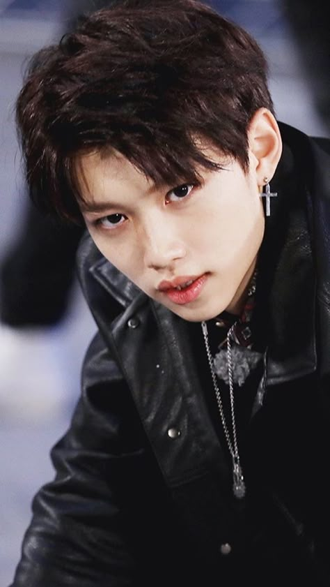 Cara de bad boy Felix Black Hair, Won Bin, Celebrity Look Alike, Celebrity Style Red Carpet, Felix Skz, Felix Lee, Body Picture, Jong Suk, Lee Jong Suk