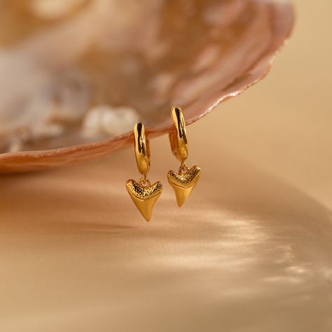 Feel like its summer year-round with our minimalist Shark Tooth Earrings. These huggie hoop earrings are adorned with a unique dangling charm in the style of a shark’s tooth making them an easy pick to wear with your favorite swimsuit on your beach vacation. Material: High Quality Solid 925 Sterling Silver Finish: Sterling Silver ∙ 18K Gold ∙ Rose Gold Hoop Dimensions: ~7mm Inner Diameter | ~11mm Outer Diameter Featuring Huggie Hoops with a dangling ~8x7mm Tooth Charm Sold as a Pair Part of the Good Quality Earrings, Shark Tooth Jewelry, Cute Earing, Shark Tooth Earrings, Summer Jewelry Beach, Tooth Earrings, Initial Tag Necklace, Tooth Charm, Surf Jewelry