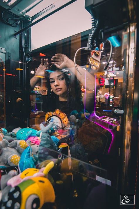 Reference Photography Pose, Arcade Photoshoot Ideas, Cool Photoshoot Ideas Creative Portrait Photography, Arcade Portraits, Arcade Photoshoot Aesthetic, Arcade Aesthetic Photoshoot, Photoshoot Arcade, Bowling Photography, Arcade Photography