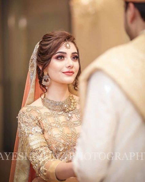 The Real Reason Behind Pakistani Wedding Hairstyles #hairstyles #hairideas Pakistani Bride Hairstyle, Pakistani Wedding Hairstyles, Pakistani Bridal Hairstyles, Sanggul Modern, Bridal Hairstyle Indian Wedding, Bridal Mehndi Dresses, Pakistani Bridal Makeup, Bridal Makeup Images, Engagement Hairstyles