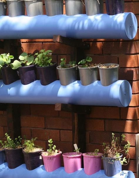 DIY: Self-watering vertical garden - Renew Balcony Accessories, Garden Schedule, Garden Potting Table, Large Vertical Garden, Vertical Wall Garden, Vertical Garden Pots, Gardening Table, Irrigation Diy, Farm Greenhouse