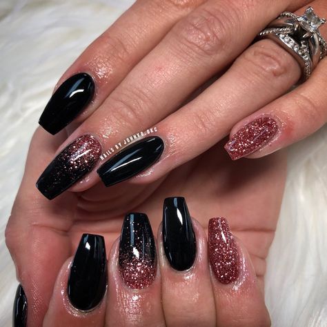 Black And Pink Glitter Ombre Nails, Black And Rose Gold Nails Acrylic, Black Sns Nail Designs, Black Dip Nails Ideas, Black Fade Nails, Black Sns Nails, Black Bridal Nails, Black Dip Nails, Fall Black Nails