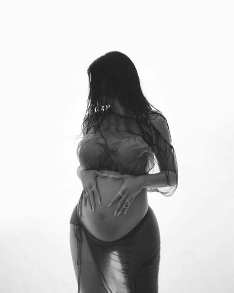 Kylie Jenner Pregnancy Photos, Kylie Jenner Maternity Shoot, Family Of 3 Maternity Pictures, Jenner Pregnant, Kylie Jenner Pregnant, Kylie Pregnant, Kim Kardashian Pregnant, Maternity Shoot Outfit, Maternity Picture Outfits