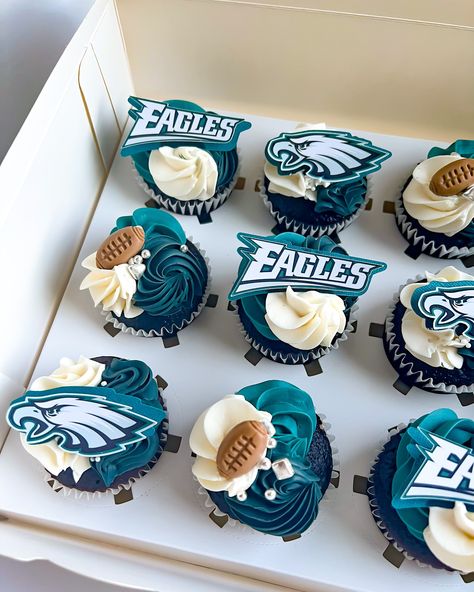 🏈Celebrating in style with these amazing Eagles-themed birthday cupcakes! Perfect for the ultimate fan’s special day. #football#eagles#cupcakes#lasvegascupcakes Eagles Cupcakes, Eagles Football Cake, Philadelphia Eagles Cake, Lion Cupcakes, Football Eagles, Football Cupcakes, Football Theme Party, Eagles Wings, Football Cake