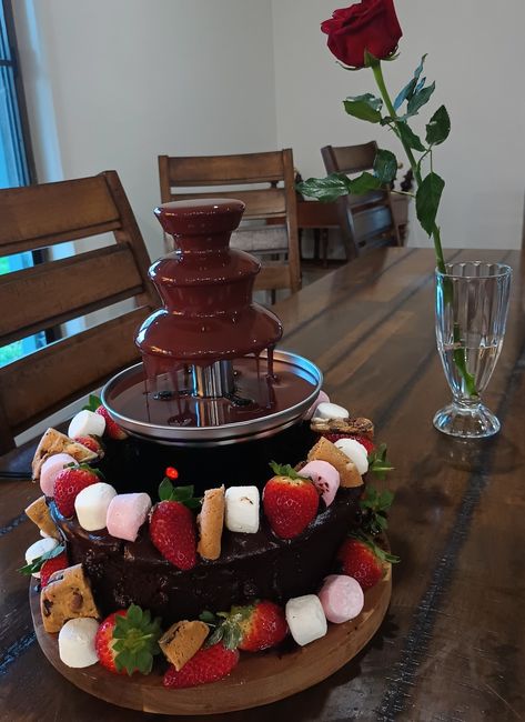 Fondue Cake, Chocolate Fondue Fountain, Fondue Fountain, Cake For Her, Fountain Cake, Fondue Party, Chocolate Fountain, Hot Chocolate Recipes, Cake Cake