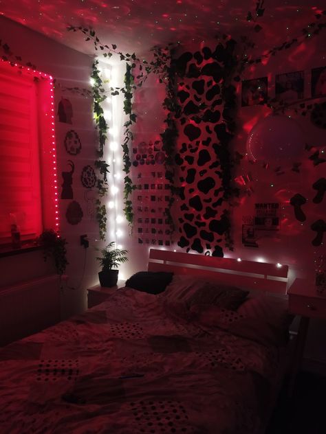 Red Wall Room Aesthetic, Red And Black Room Ideas Bedrooms, Red And Black Room Ideas, Dark Red Bedroom Aesthetic, Red And Black Room Aesthetic, Black And Red Room Aesthetic, Red Aesthetic Bedroom, Black And Red Room, Red Aesthetic Room