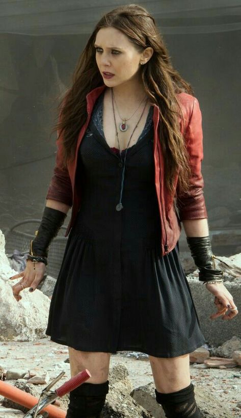 Scarlet Witch Halloween, Scarlet Witch Avengers, Scarlet Witch Costume, Olsen Scarlet Witch, Scarlet Witch Cosplay, Avengers Outfits, Classic Halloween Costumes, Elizabeth Olsen Scarlet Witch, Witch Dress