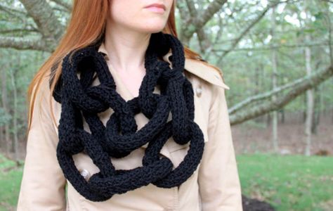 I am SO making this. Chain Link Scarf, Crochet Braids Freetress, Diy Chain, Chain Scarf, Crochet Chain, Diy Scarf, Crochet Beanie Pattern, Scarf Necklace, Chain Links