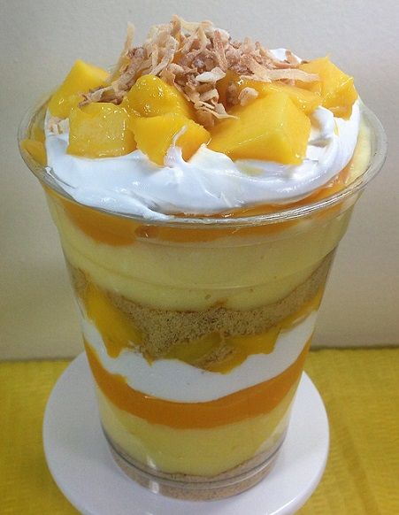 Tropical Mango dessert cup (Crushed graham cracker crumbs, coconut pudding, mango filling, coconut whipped cream, mango pieces, and toasted coconut) Mango Graham Float, Mango Filling, Mango Graham, Mango Float, Tropical Desserts, Mango Dessert Recipes, Desserts In A Glass, Cold Coffee Recipes, Mango Dessert