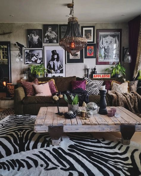 Rock Room, Salon Suites, Dark Home Decor, Dream Apartment Decor, Future Apartment Decor, Apartment Decor Inspiration, Dream Room Inspiration, Dream House Interior, Decor Home Living Room