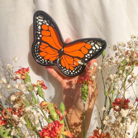 Mays: two creative twins on Instagram: “Butterfly fly away 🦋 Jewelry holder (portagioie) -> 20€ Dm for more infos Spedizioni nazionali / shipping Europe wide 📦” Butterfly Clay, Clay Jewellery Holder, Clay Tray, Arte Indie, Clay Plates, Sculpture Art Clay, Clay Diy Projects, Tanah Liat, Clay Crafts Air Dry