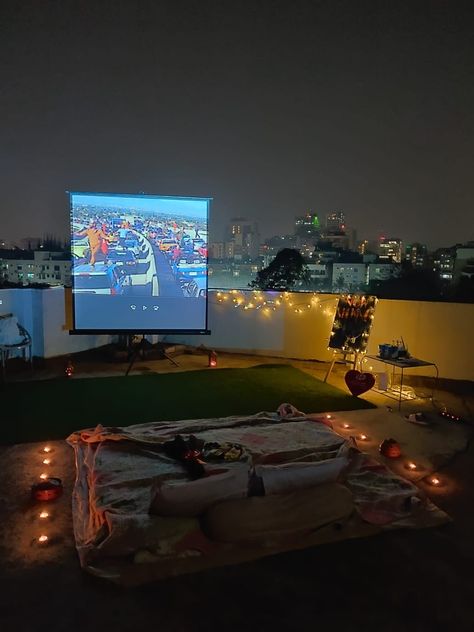 Terrace Movie Night, Rooftop Movie Theater, Rooftop Birthday Party Decorations Night, Rooftop Movie Night, Asthetic Movie Night, Roof Top Party Decoration, Rooftop Date Night Romantic, Terrace Date Night Ideas, Balcony Movie Night