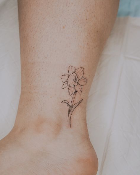 Little ankle daffodil from a few weeks ago 🌼 . . . #daffodil #daffodils #daffodiltattoo #flowertattoo #ankletattoo #reverence #reverencetattoo #reverencetattoooakleigh #melbournetattoostudio #melbournetattoos #tattooartists #juniortattooartist #tattooportfolio #oakleigh #reverencetattoo #melbournetattoo #melbournetattooist #inked #ink #tats #melbournetattooartist #fineline #finelinetattoo #finelinetattoos #calmyourtats #oakleightattoo #chadstone Tattoo Daffodil, Melbourne Tattoo, Daffodil Tattoo, H Tattoo, Wildflower Tattoo, Vine Tattoos, Tattoo Portfolio, Dainty Tattoos, Ankle Tattoo