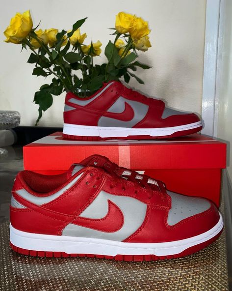 Grey Dunks, Nike Dunk Low Red, Red Nike Shoes, Dunks Outfit, Pretty Sneakers, Nike Fashion Shoes, Red Nike, Swag Shoes, Grey Nikes