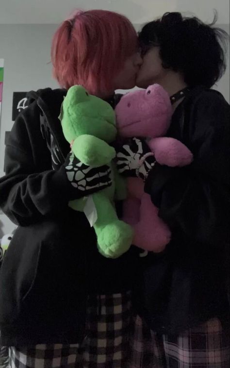 Emo Bf And Uwu Gf, Matching Stuff For Couples Aesthetic, Build A Bear Frog Couple, Cute Couple Things Aesthetic, Emo And Preppy Couple, Emo Relationship Goals, Emos Making Out, Matching Couple Things Aesthetic, Emo Boyfriend And Soft Girlfriend