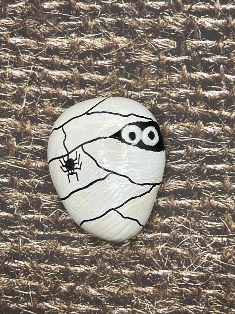 Glow in the Dark Eyes Mummy, Hand Painted Rock Measures approximately:  Height 2.25" Length 1.75" Depth .5" ✽ My painted rocks are natural creek rocks collected locally in middle Tennessee and hand painted by me.  ✽ Your stones are handpicked and hand painted by me with love! Each is a one-of-a-kind piece of art! I hope they bring much joy, happiness, and a smile to you.   ✽ These are natural creek rocks so each stone is unique and no two rocks are identical.  The size, shape, and texture may va Skeleton Painting Easy, Halloween Rocks Painted Ideas, Ghost Rocks Painted, Halloween Rock Painting Ideas, Halloween Rock Painting, Mummy Hand, Halloween Painted Rocks, Gecko Wall Art, Inspirational Rocks