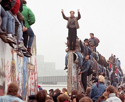 Berlin Wall falls Berlin Wall Fall, The Berlin Wall, West Berlin, Historia Universal, Historical Moments, Berlin Wall, East Germany, Interesting History, Historical Events