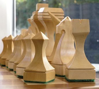 Diy Chess Set, Modern Chess Set, Wood Chess Set, Wooden Chess Pieces, Chess Boards, Chess Table, Wood Games, Wood Chess, Chess Sets