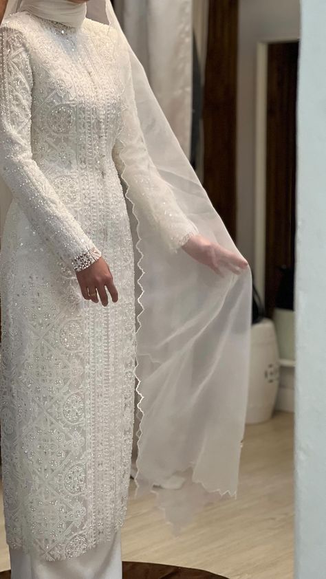 BRIDAL•BESPOKE di Instagram "Long Kurung for our beautiful bride. Looking elegantly modest. 🤍 #fuzanamokhtazabride" Melayu Dress, Jawa Pride, Butterfly Wedding Dress, Malay Wedding Dress, Wedding Dresses Muslim, Wedding Hijab Styles, Antique Wedding Dresses, Nikah Outfit, Kebaya Wedding