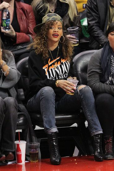 In Honor of March Madness, See the Best Celebrity Courtside Style. #rihanna #celebrity #style Celebrity Courtside, Street Style Rihanna, Ball Game Outfit, Rhianna Style, Basketball Outfits, Games Pictures, Basketball Game Outfit, Cultura Hip Hop, Calm Fits