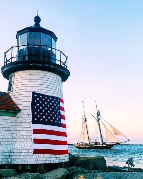 2,209 mentions J’aime, 16 commentaires - Nantucket blACKbook (@nantucketblackbook) sur Instagram : "Holy Ship, This Place Is So Beautiful Right Now ⛵️⚓️ gearing up to celebrate the 4th on the 3rd…" Lighthouse Pictures, Tropical Travel, I Love America, Beautiful Lighthouse, Beacon Of Light, Home Of The Brave, Land Of The Free, Old Glory, God Bless America